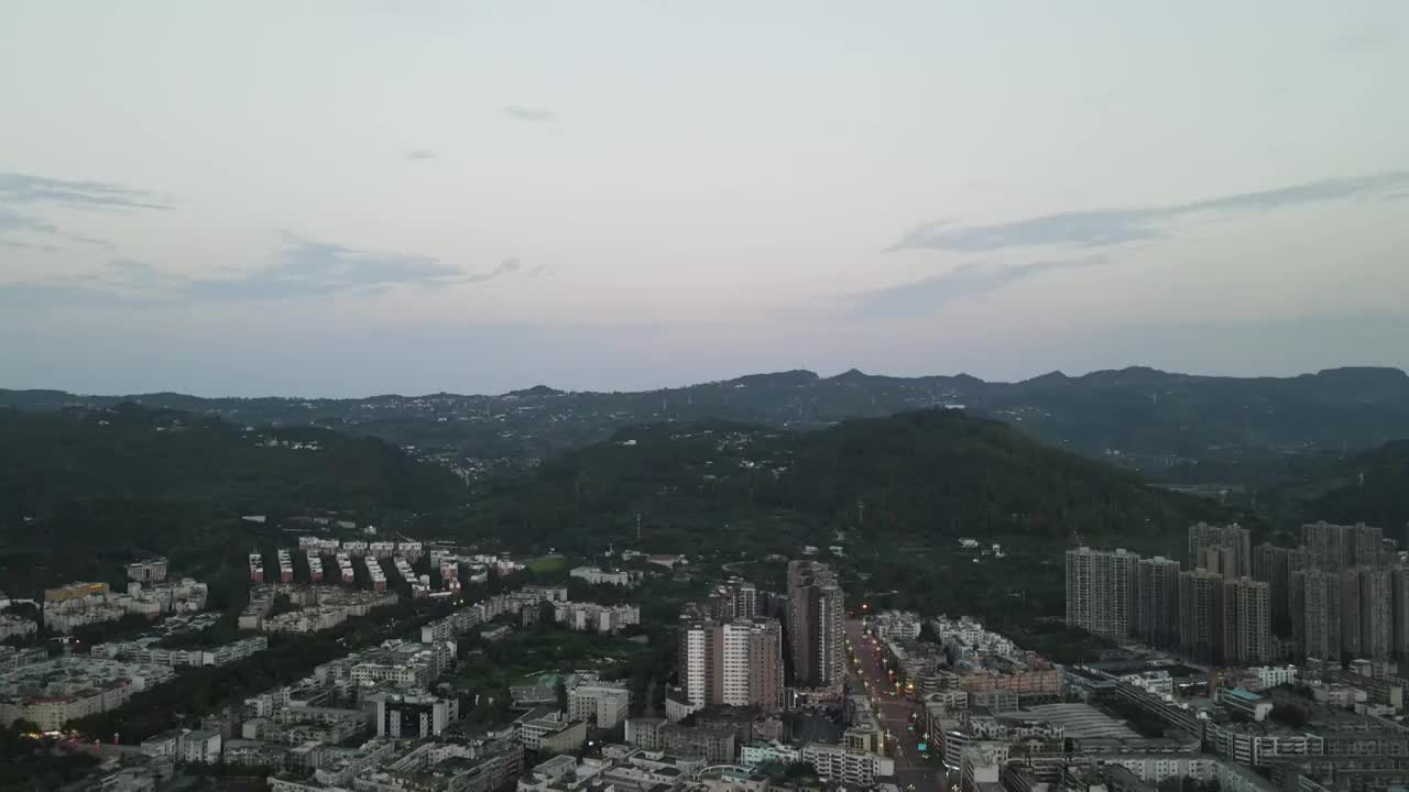 成都市龙泉驿区夜晚市区城市主干道航拍夜景建筑视频素材