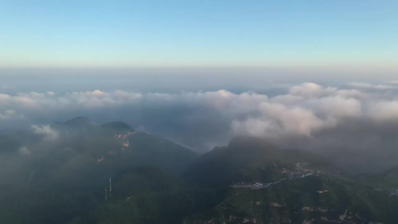 河南焦作太行山脉青龙峡夏季早晨云海日出户外航拍视频素材