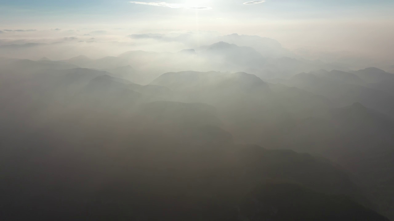 河南焦作太行山脉青龙峡夏季早晨云海日出户外航拍视频素材