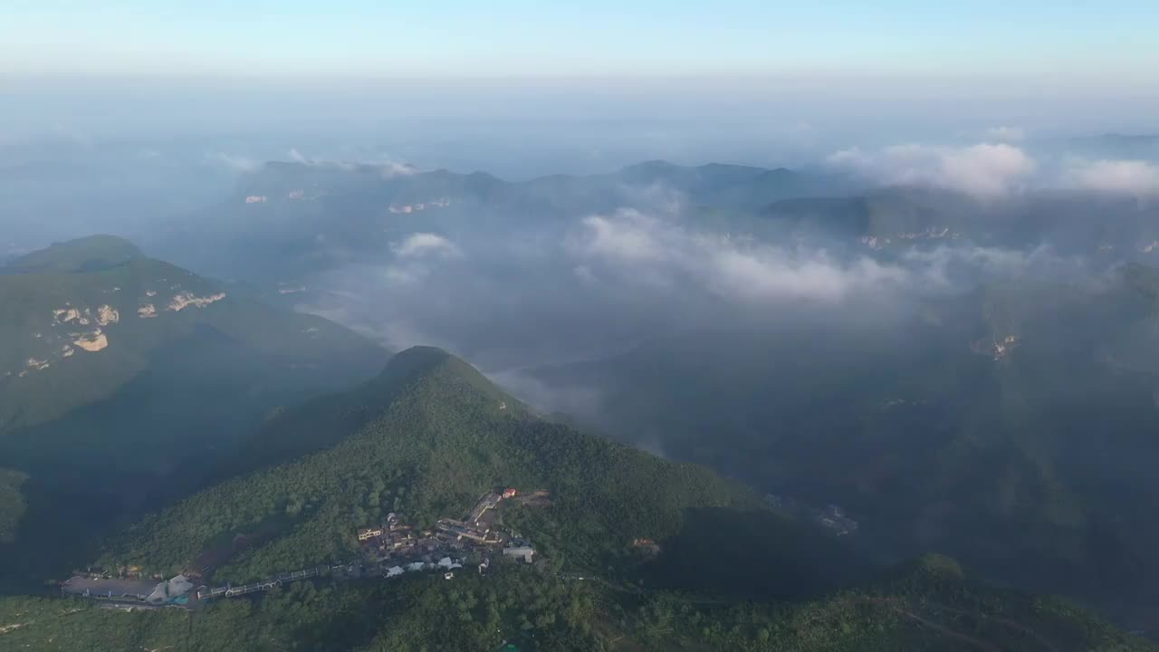 河南焦作太行山脉青龙峡夏季早晨云海日出户外航拍视频素材