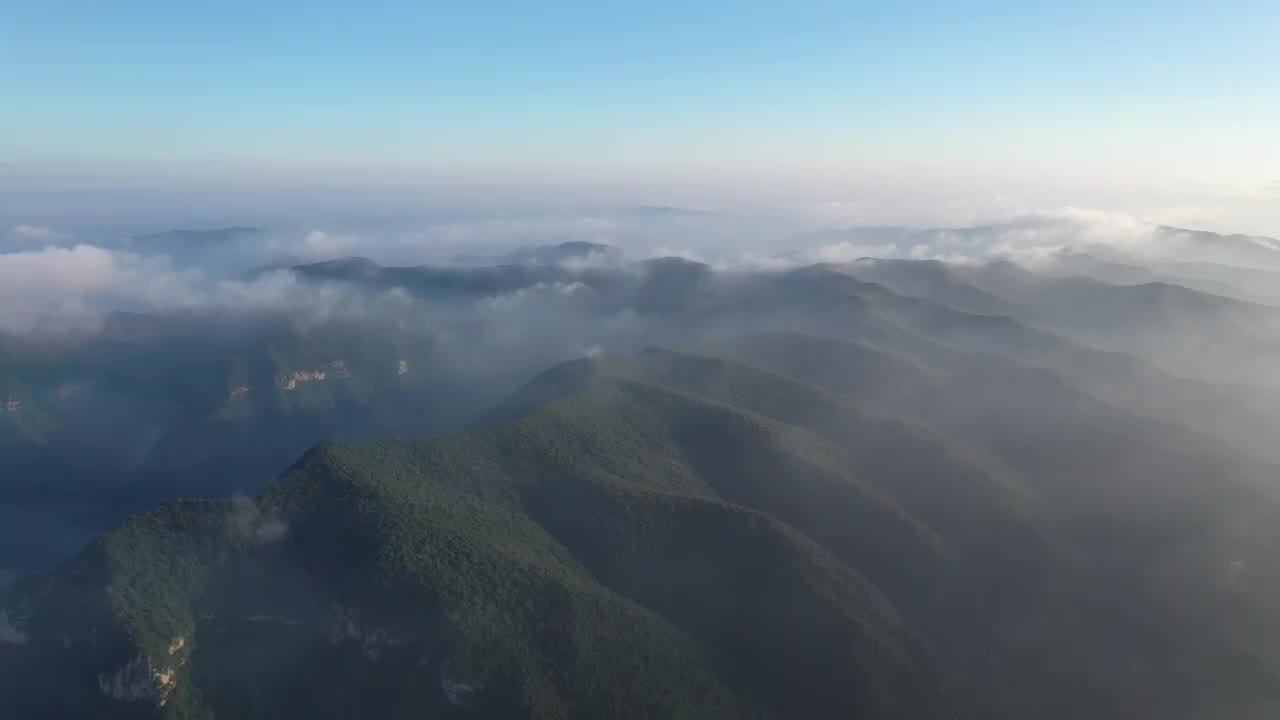 河南焦作太行山脉青龙峡夏季早晨云海日出户外航拍视频素材