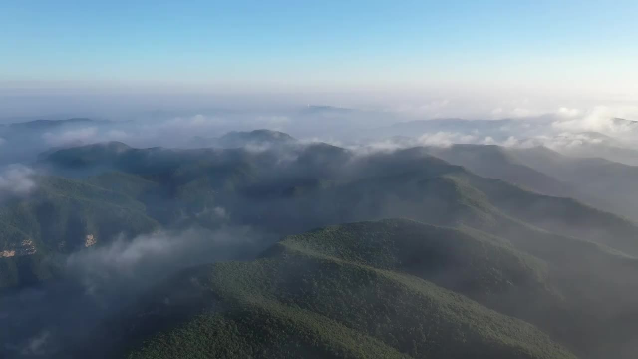 河南焦作太行山脉青龙峡夏季早晨云海日出户外航拍视频素材