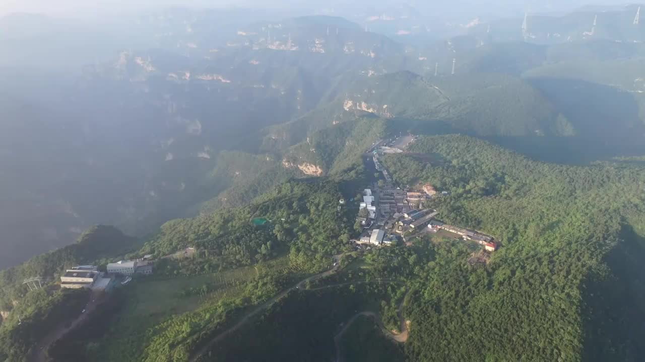 河南焦作太行山脉青龙峡夏季早晨云海日出户外航拍视频素材