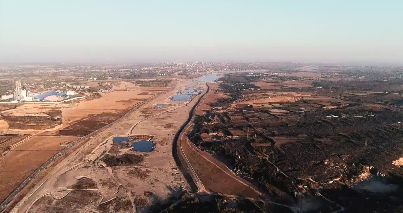 夕阳下的河滩视频素材