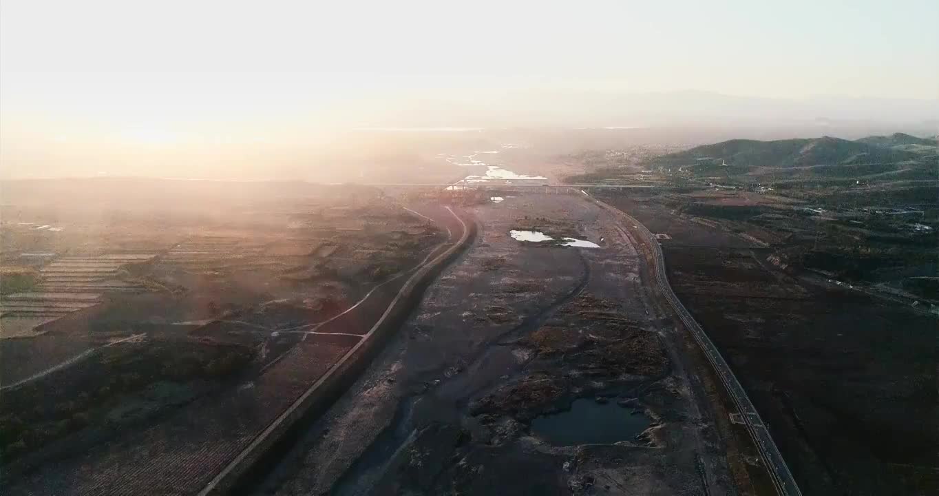 夕阳下的河滩视频素材