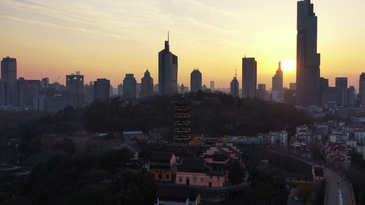 黄昏时分的南京鸡鸣寺与南京城市风光视频素材