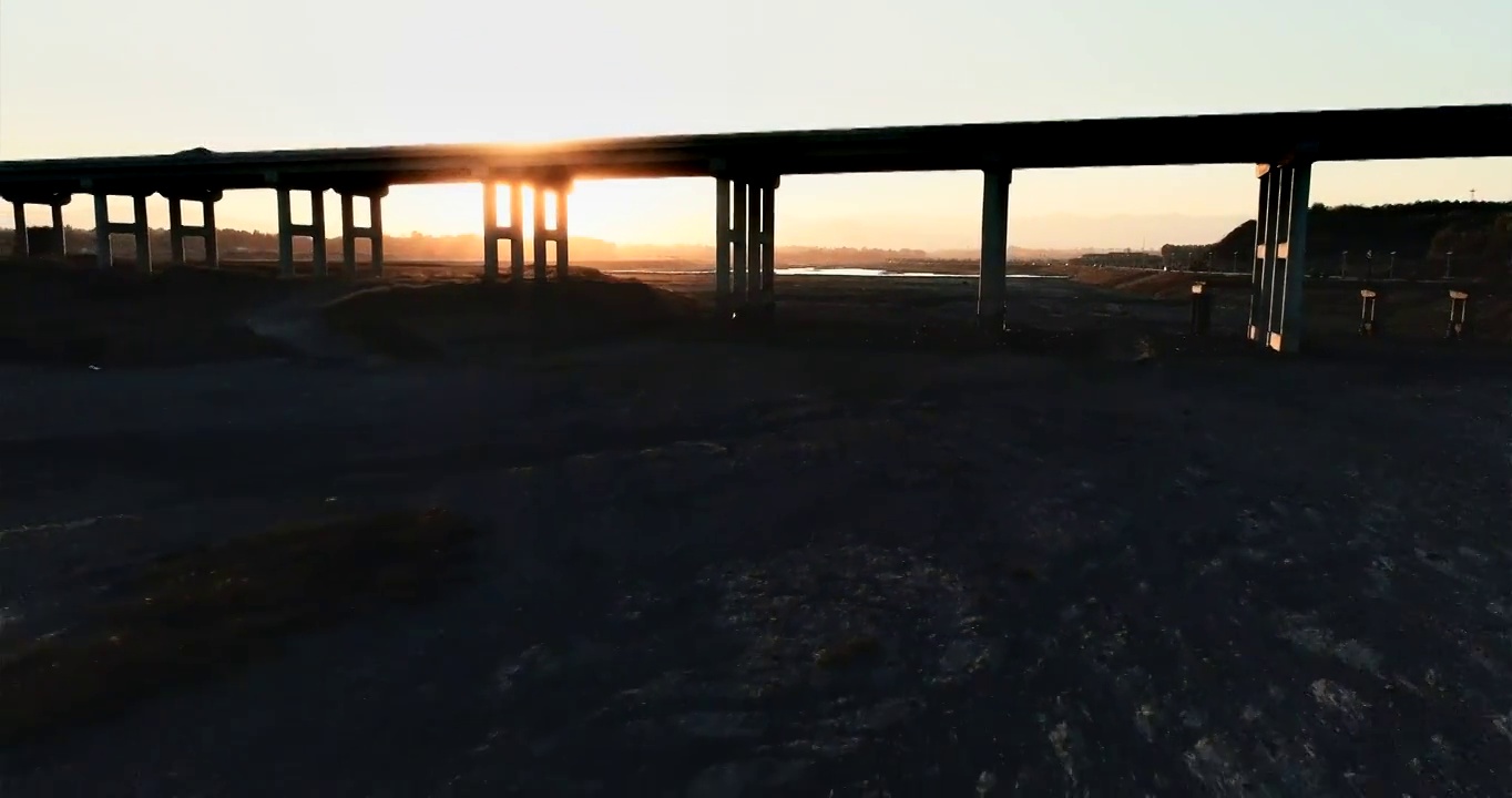 夕阳下的河流与高架桥视频素材