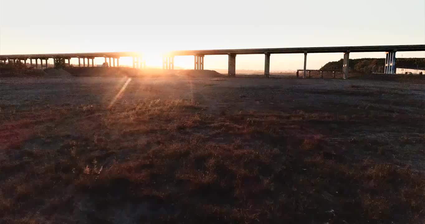 夕阳下的河流与高架桥视频素材