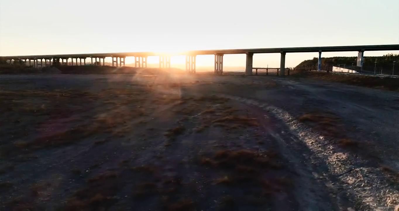 夕阳下的河流与高架桥视频素材