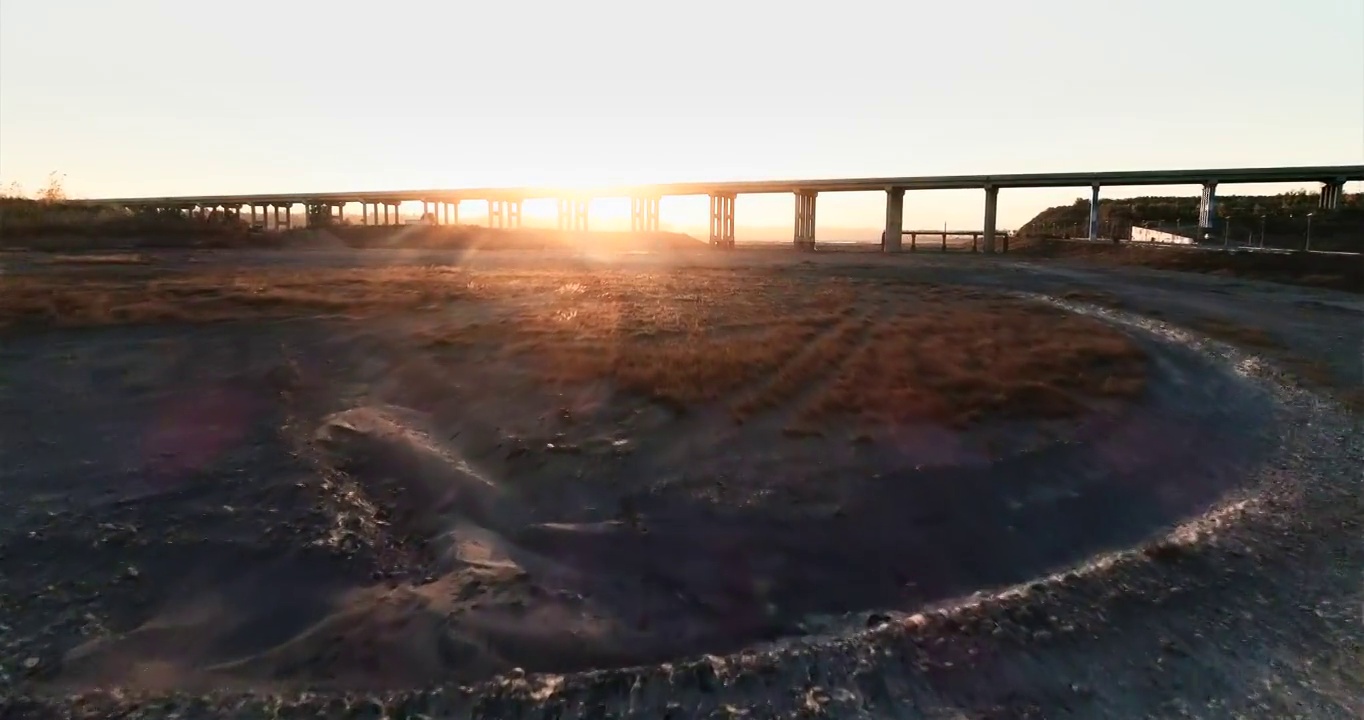 夕阳下的河流与高架桥视频素材