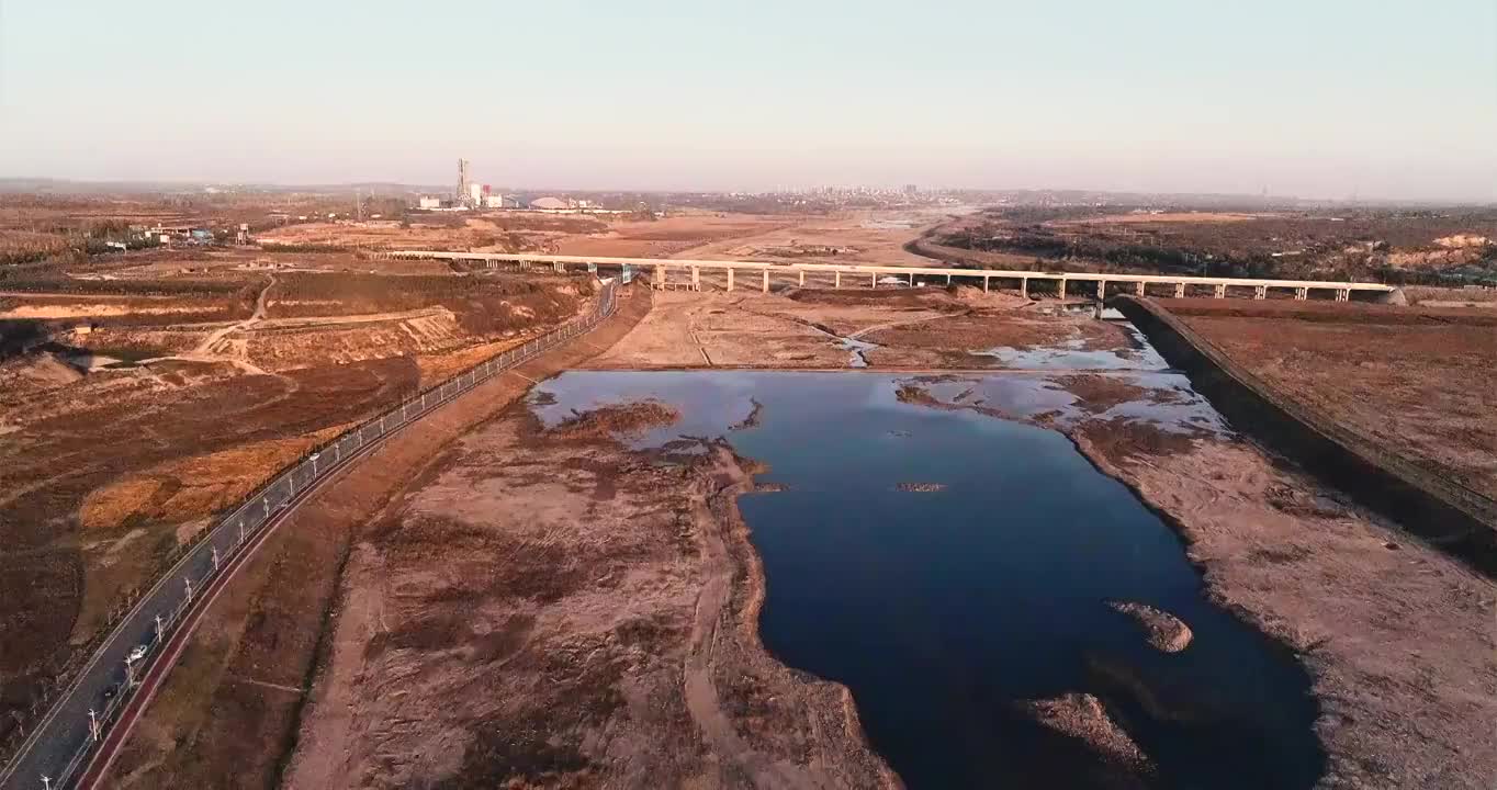 夕阳下的河流与高架桥视频素材