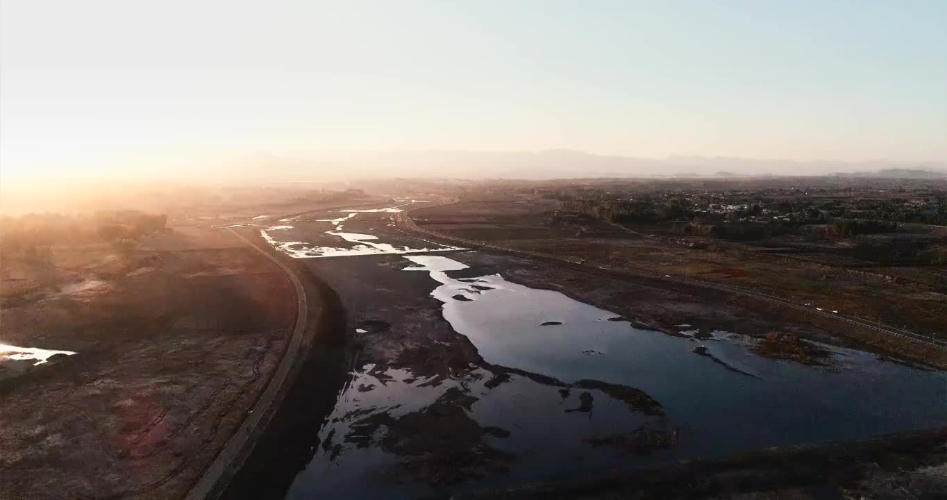 夕阳下的河流与高架桥视频素材