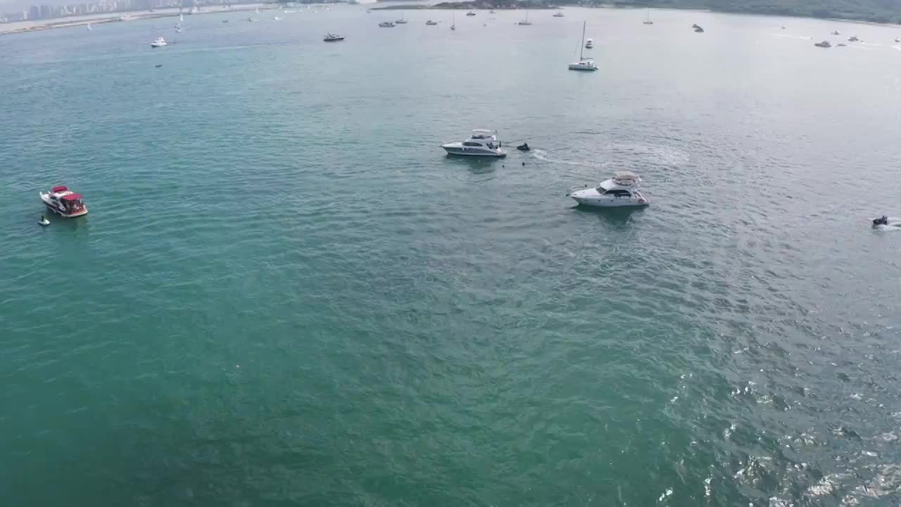 4K30P海南三亚凤凰岛海域游艇娱乐风光航拍视频素材