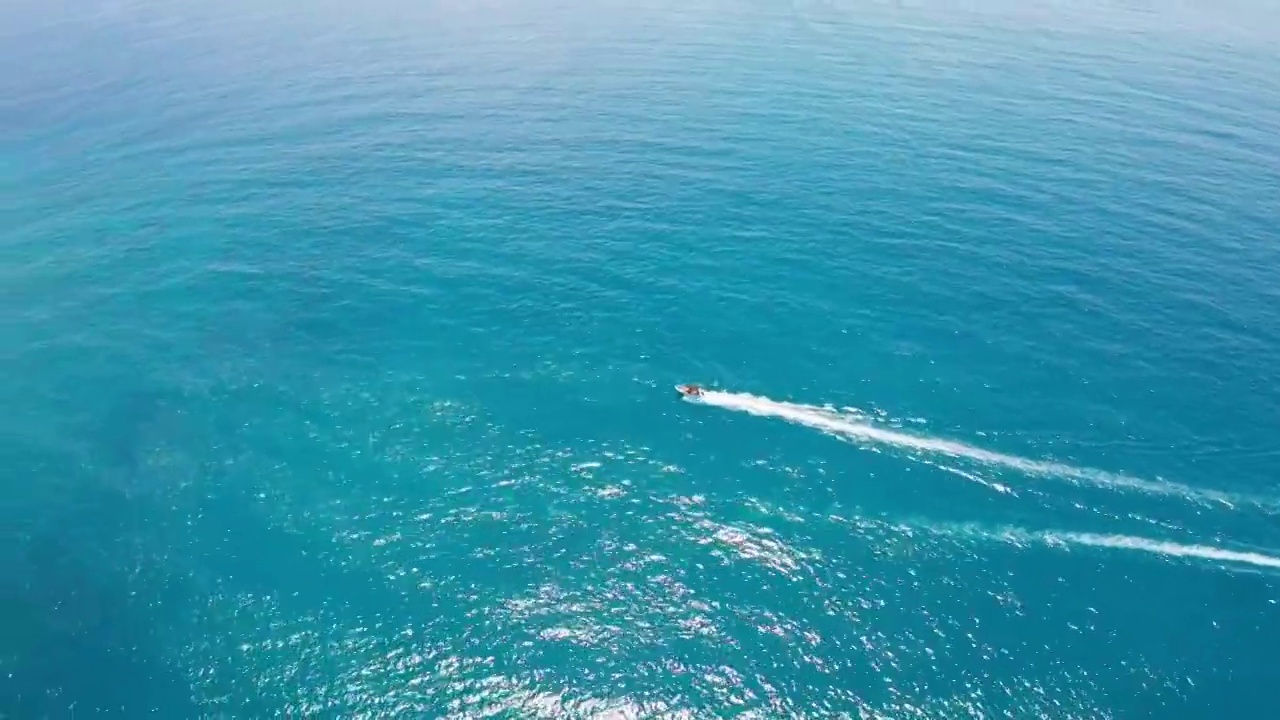 4K30P海南三亚凤凰岛海域游艇娱乐风光航拍视频素材