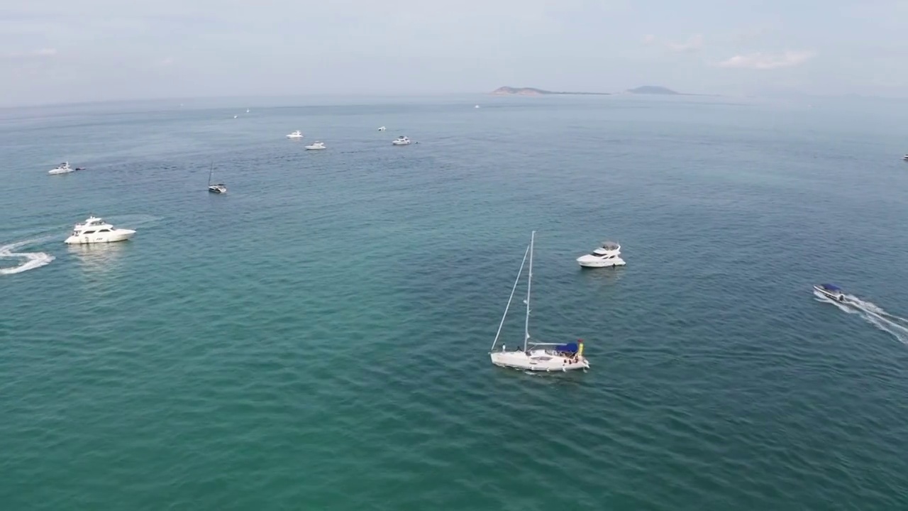 4K30P海南三亚凤凰岛海域游艇娱乐风光航拍视频素材