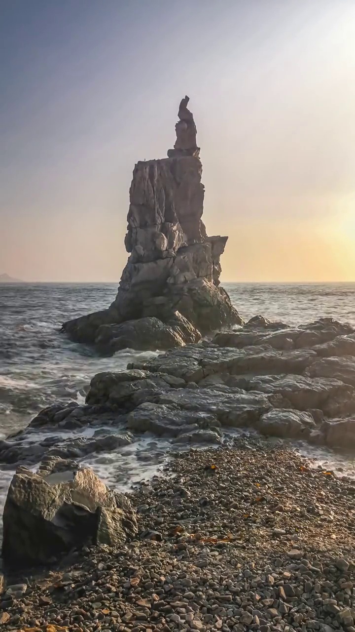 中国辽宁大连旅顺将军石海岸日落视频素材