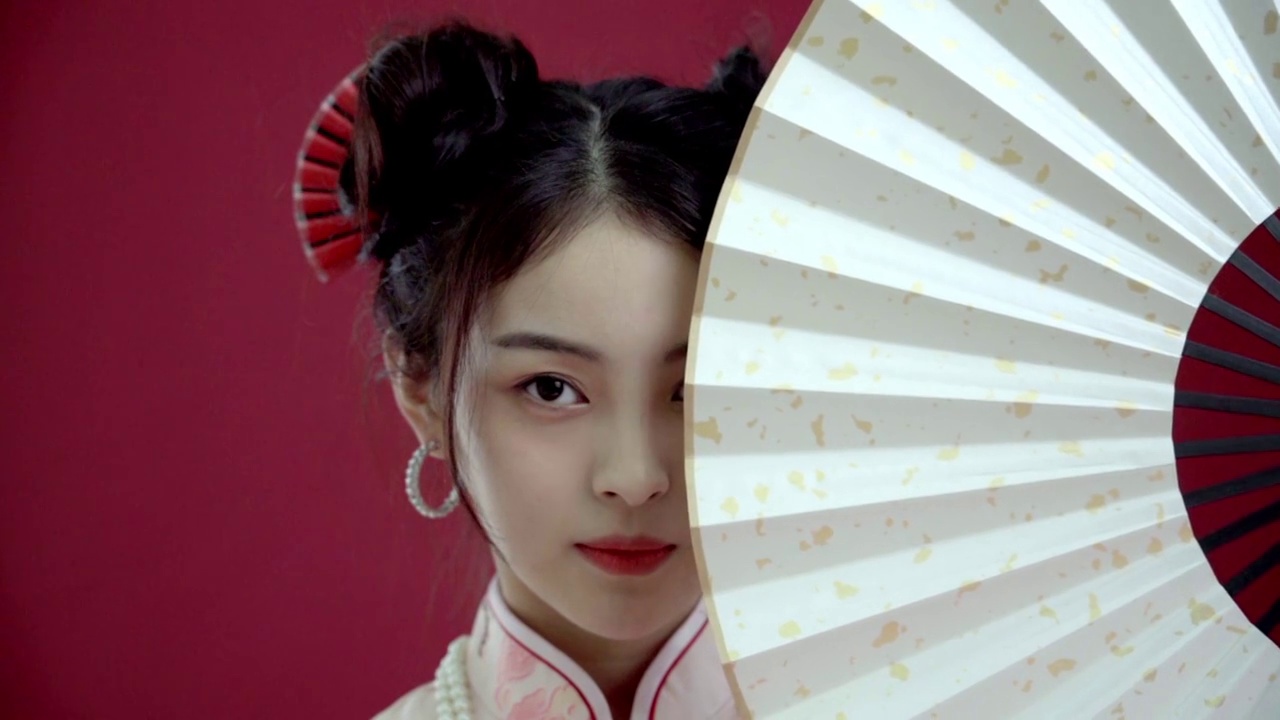 拿着扇子的国风美少女视频素材画面1