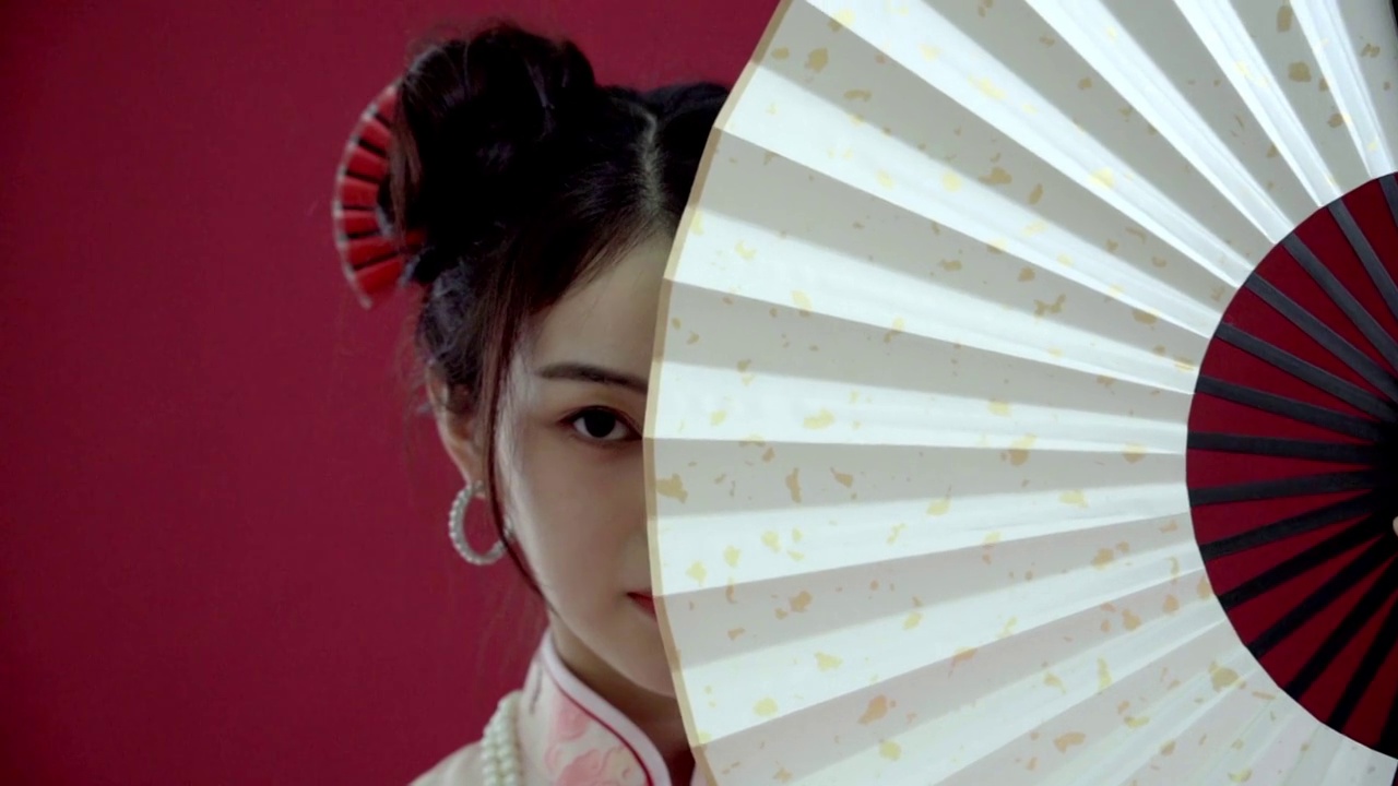 拿着扇子的国风美少女视频素材画面2