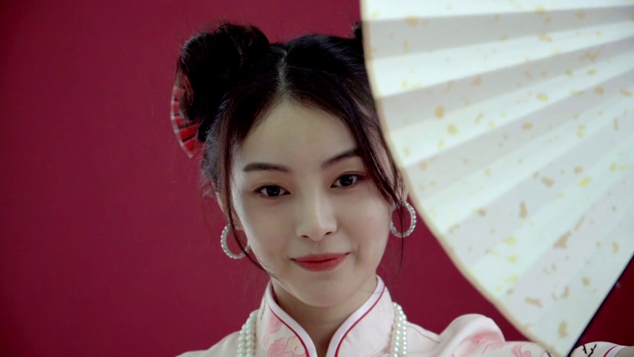 拿着扇子的国风美少女视频素材画面1