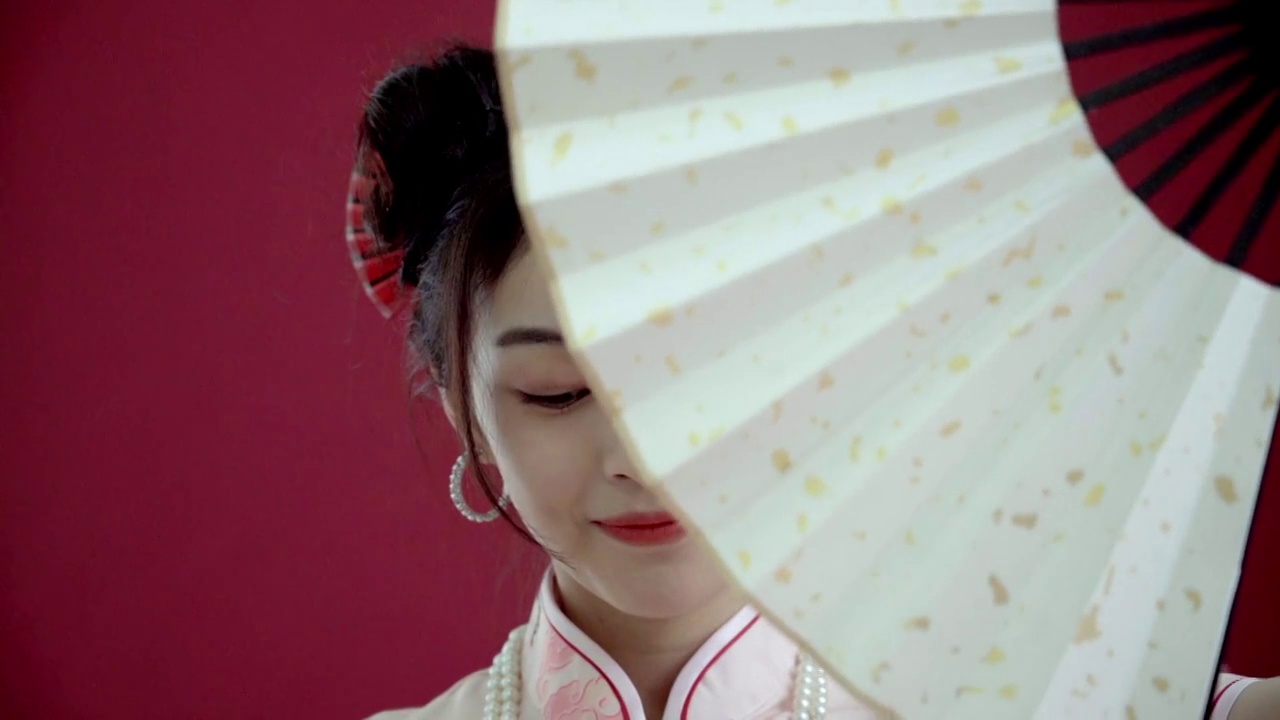 拿着扇子的国风美少女视频素材画面2