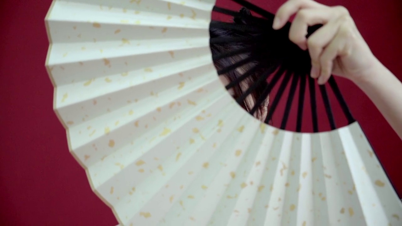 拿着扇子的国风美少女视频素材画面3