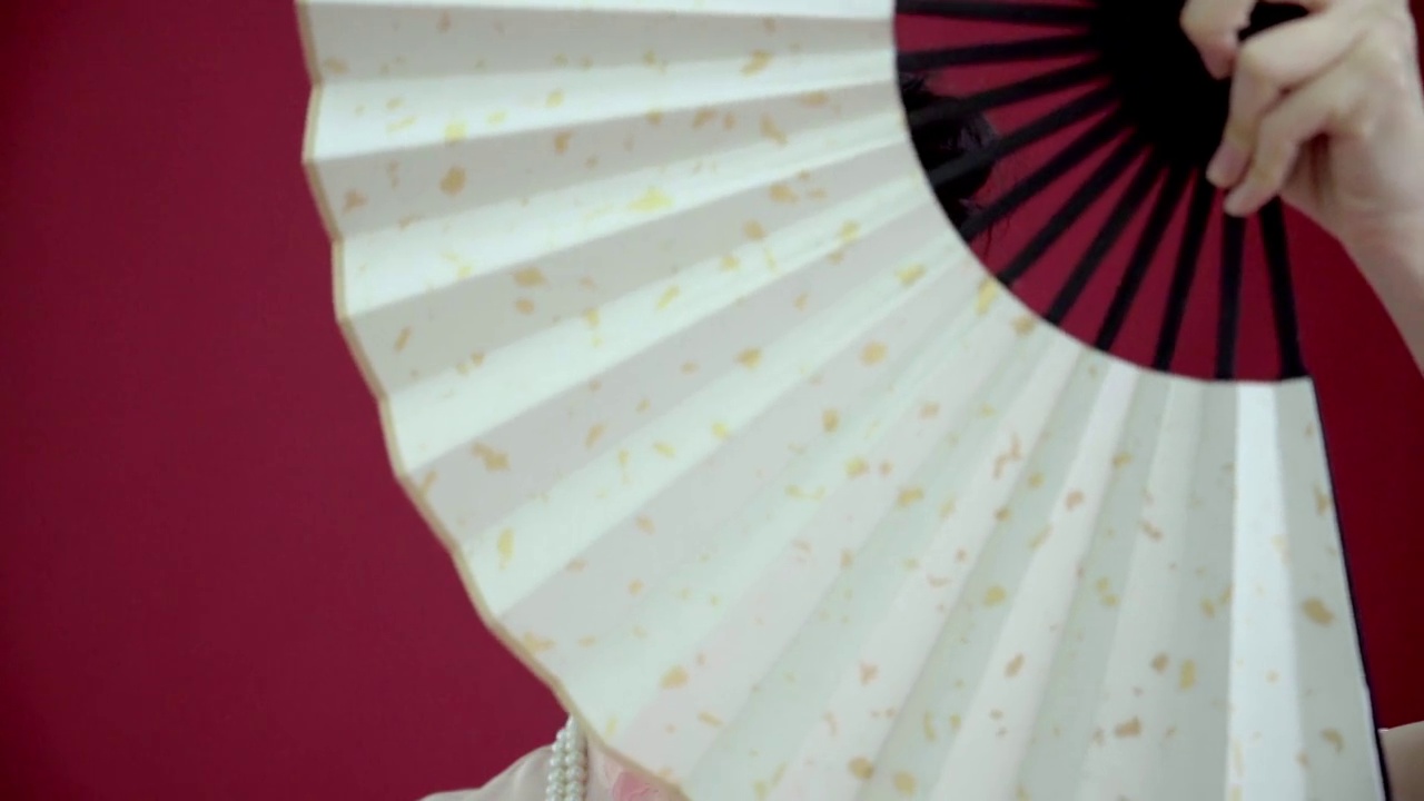 拿着扇子的国风美少女视频素材画面4