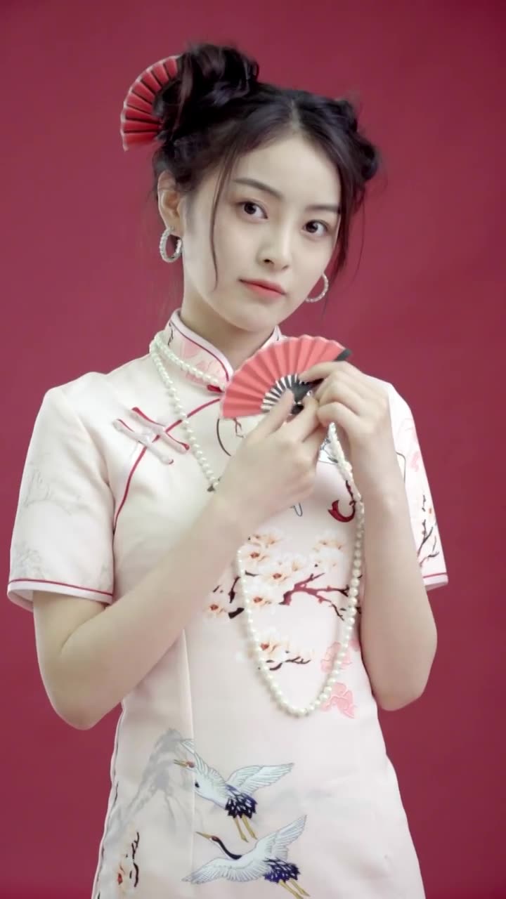 漂亮的国风美少女拿着扇子视频素材画面1