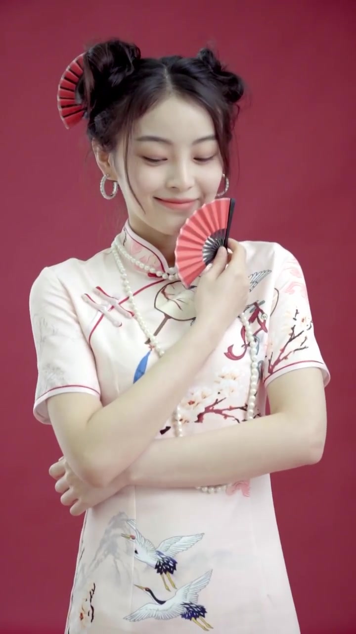 漂亮的国风美少女拿着扇子视频素材画面2