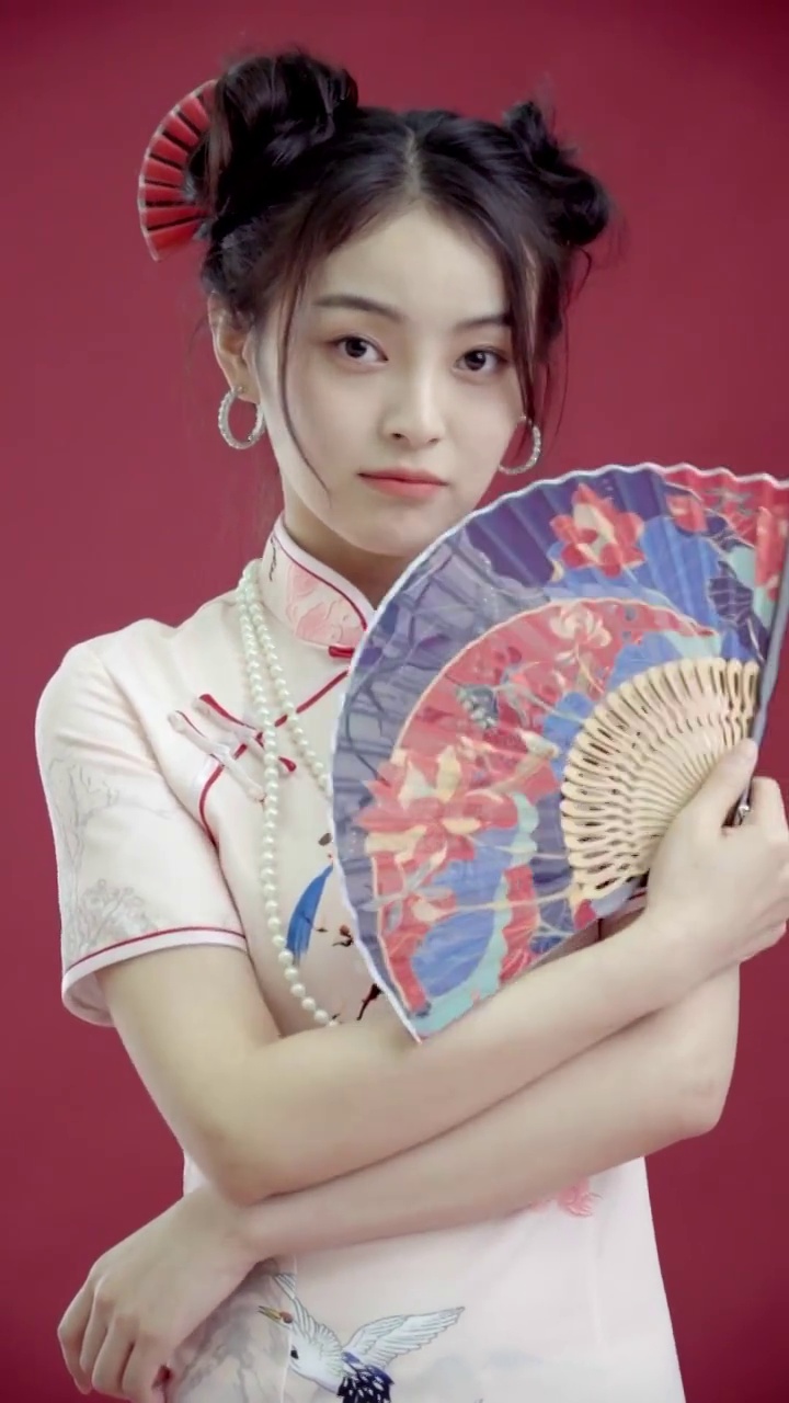 漂亮的国风美少女拿着扇子视频素材画面1
