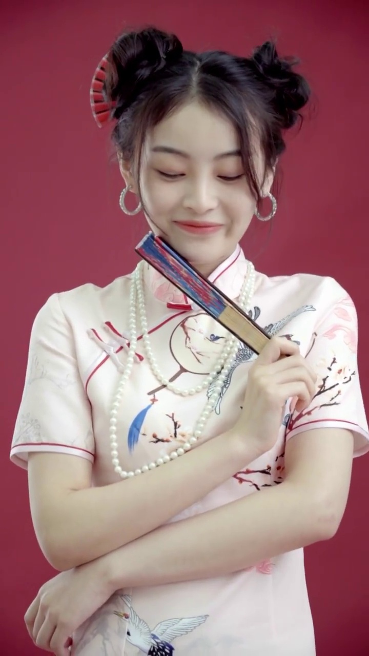 漂亮的国风美少女拿着扇子视频素材画面2