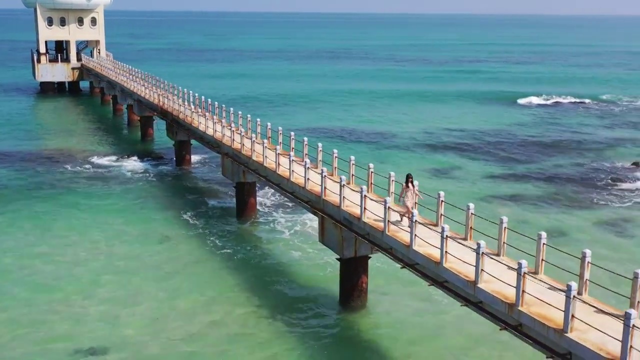 航拍海南海口文昌海边栈桥沙滩海岸视频素材