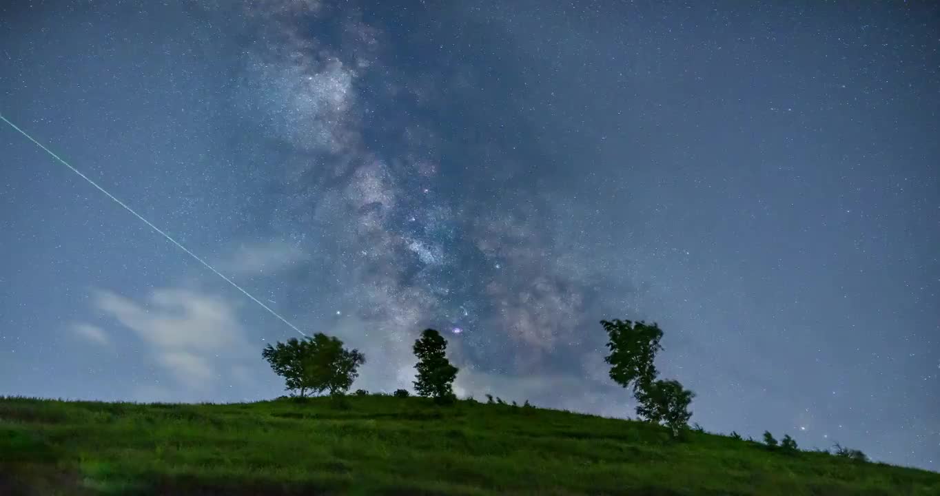 纯净的银河从山坡背后缓缓走过视频素材