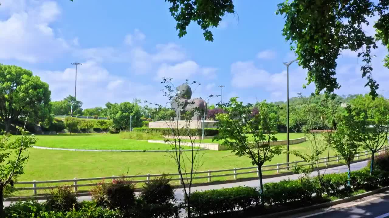 南京夏天中山门外辟邪神兽雕像左环绕升高掠过看中山门城门和城市视频下载