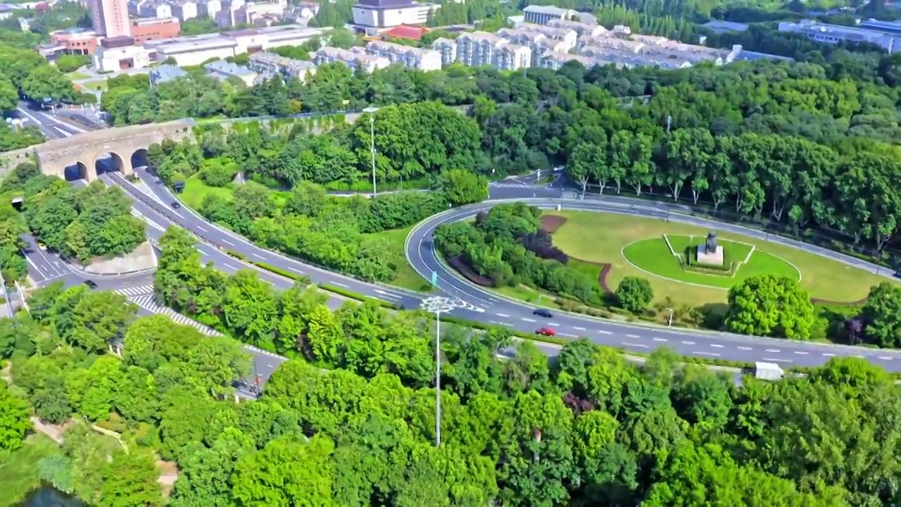 夏天南京右环绕中山门大景上摇看月牙湖方向城市大景视频素材