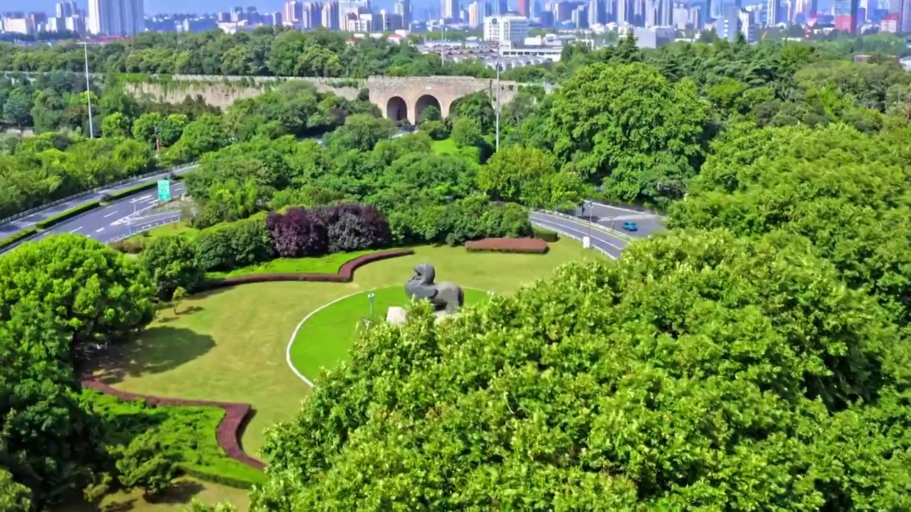 夏天南京带树木前景左平移看辟邪神兽雕像和中山门城门视频下载