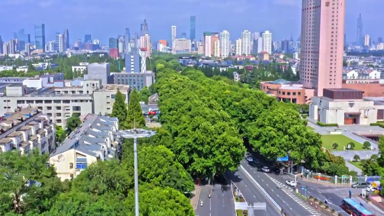 夏天南京低角度升高掠过左环绕看中山门及新街口市区视频下载