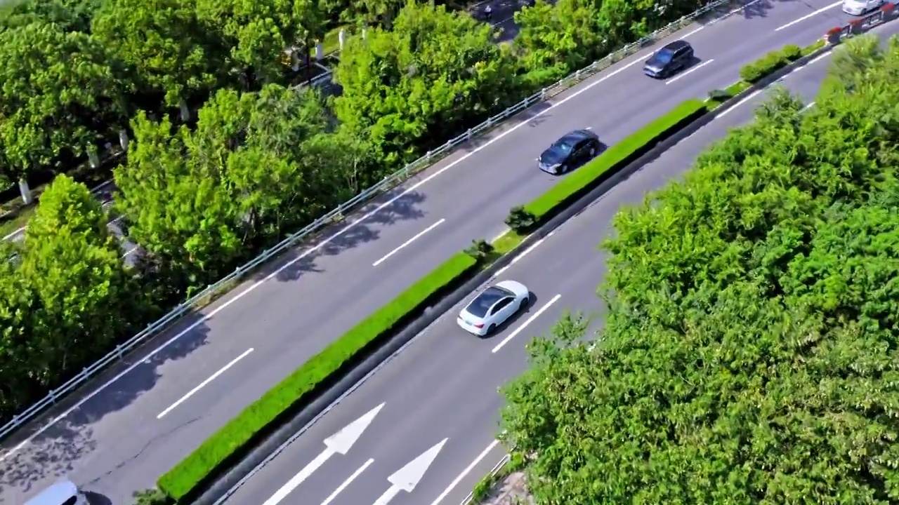 夏天南京沪宁高速连接线航拍跟车穿过中山门看南京新街口市区一镜视频下载