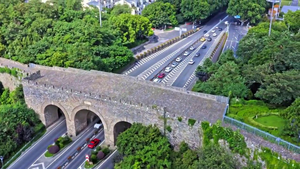 夏天南京沪宁高速连接线跟随车辆穿过中山门看街道车流新街口视频素材