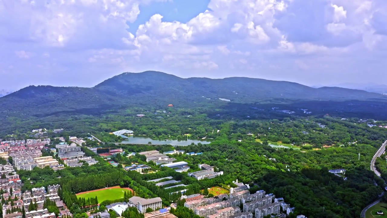 夏天南京蓝天白云顺光右环绕带前胡下降看紫金山视频素材