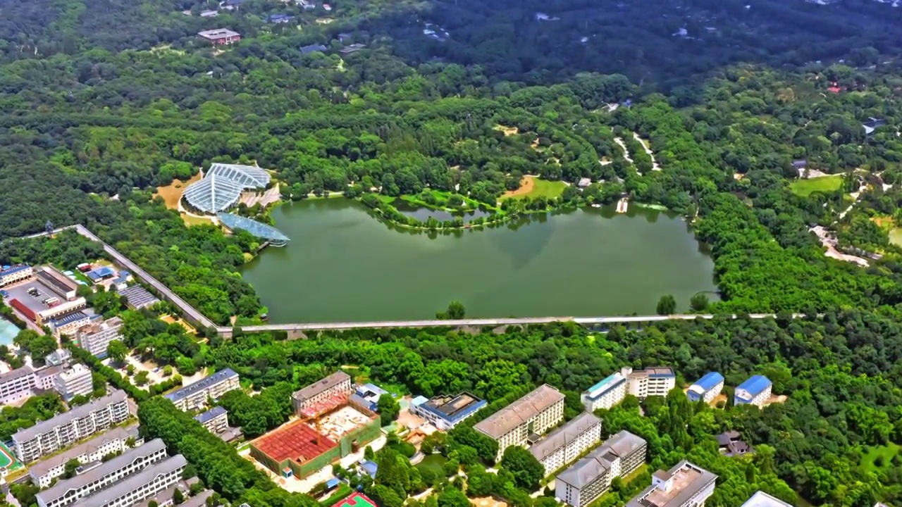 夏天南京蓝天白云顺光左前进环绕从紫金山全景看向前湖全景视频下载