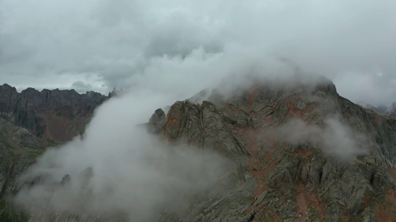 近距离环绕云雾缭绕的莲宝叶则石头山视频素材