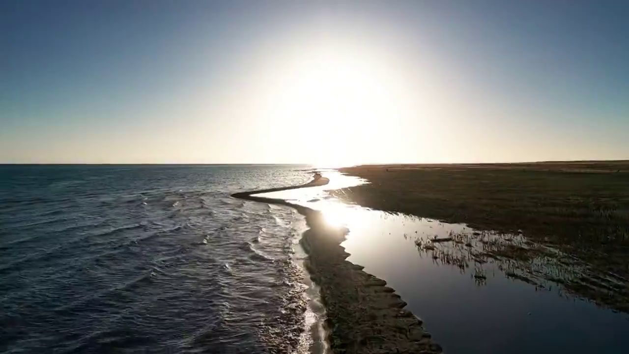 青海湖日出无云太阳直射航拍风光视频素材