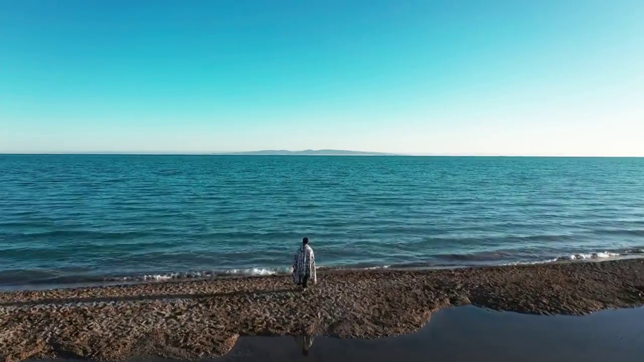 青海湖日出无云太阳直射航拍风光视频素材