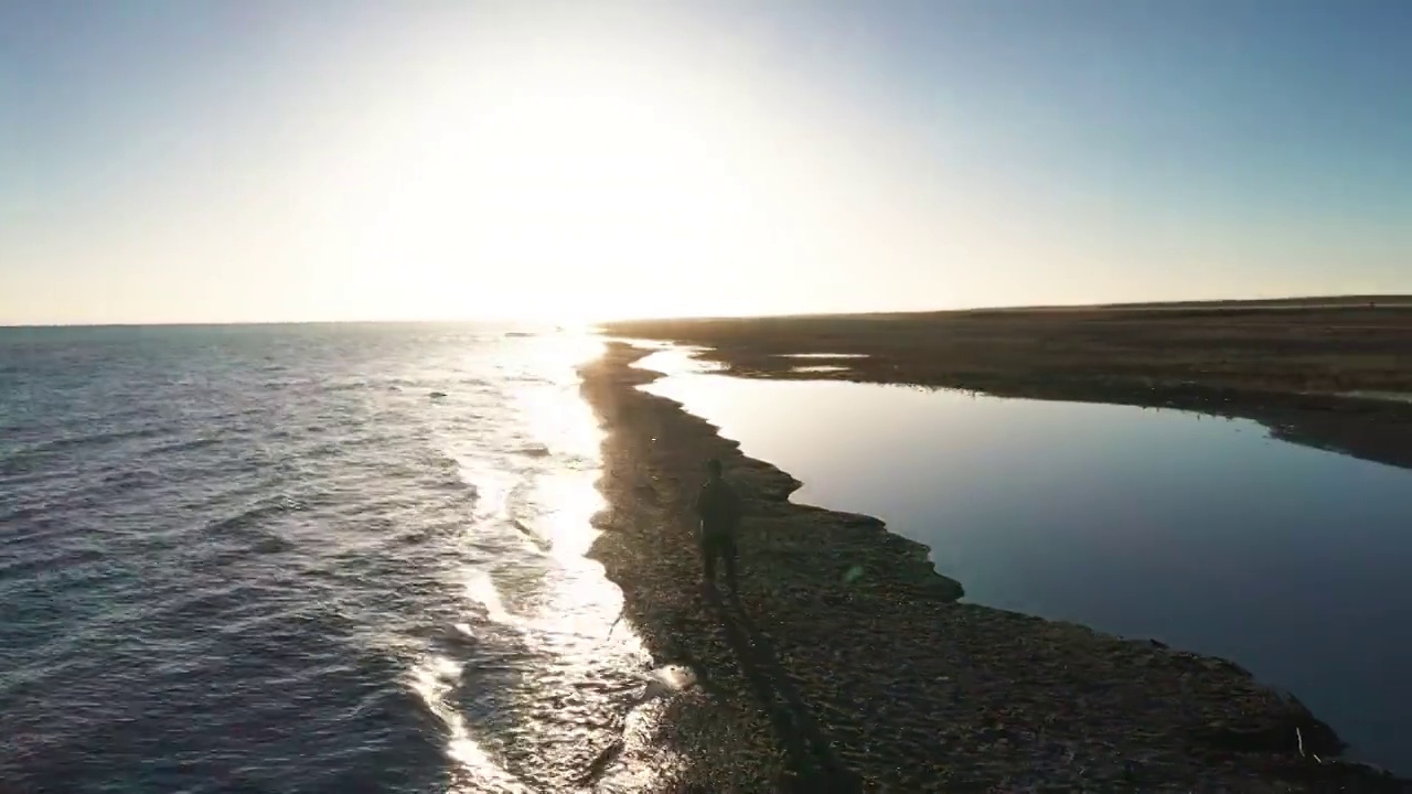 青海湖日出无云太阳直射航拍风光视频素材