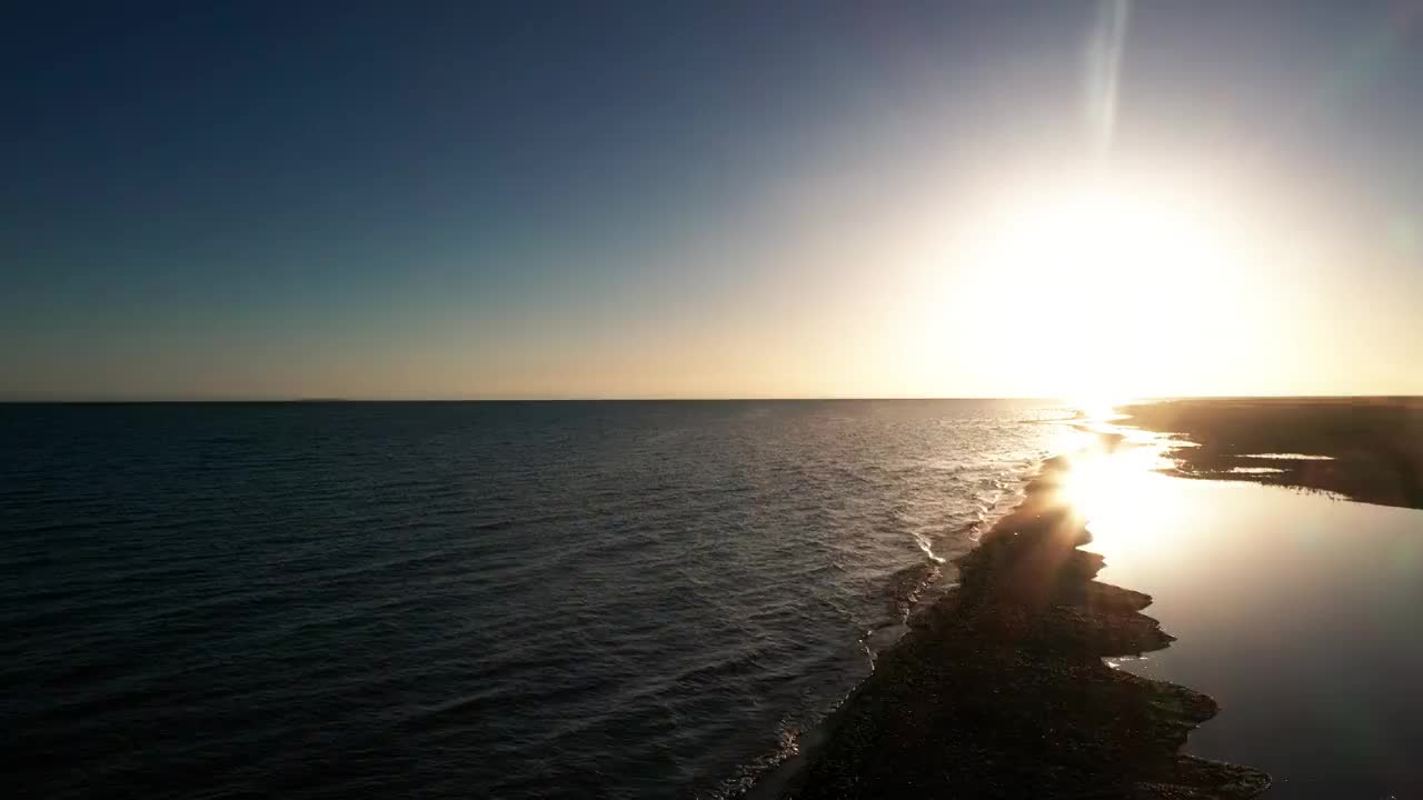 青海湖日出无云太阳直射航拍风光视频素材