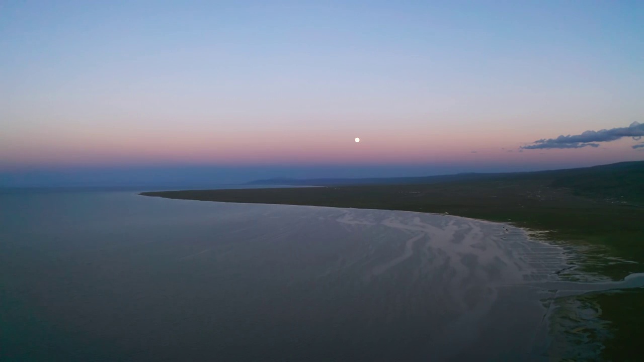 青海湖日落晚霞月亮航拍风光视频素材