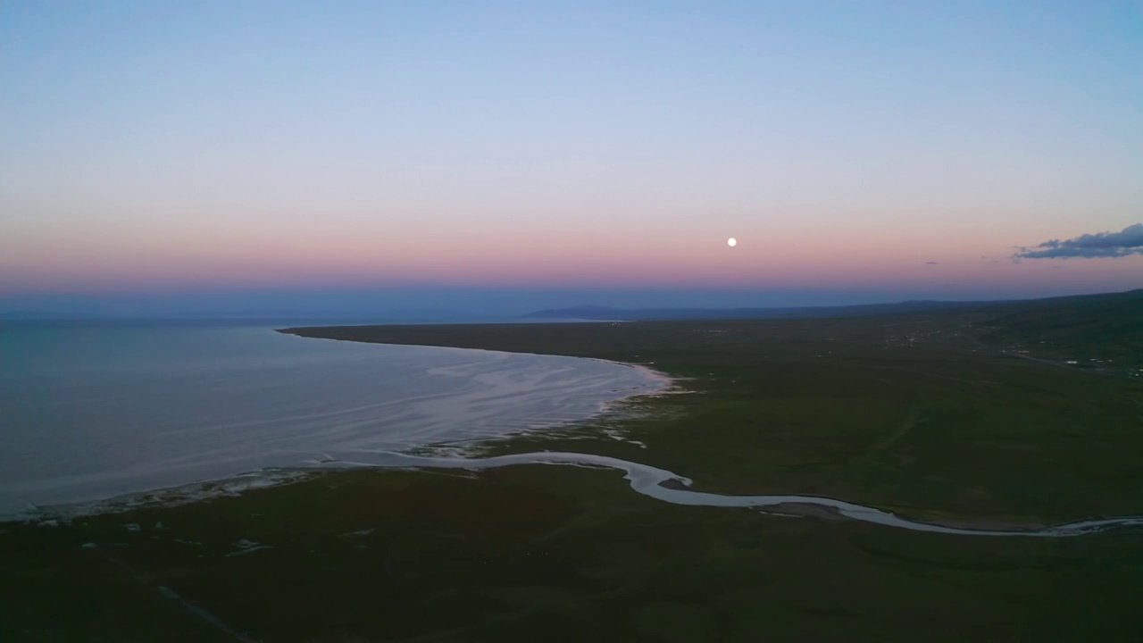 青海湖日落晚霞月亮航拍风光视频素材