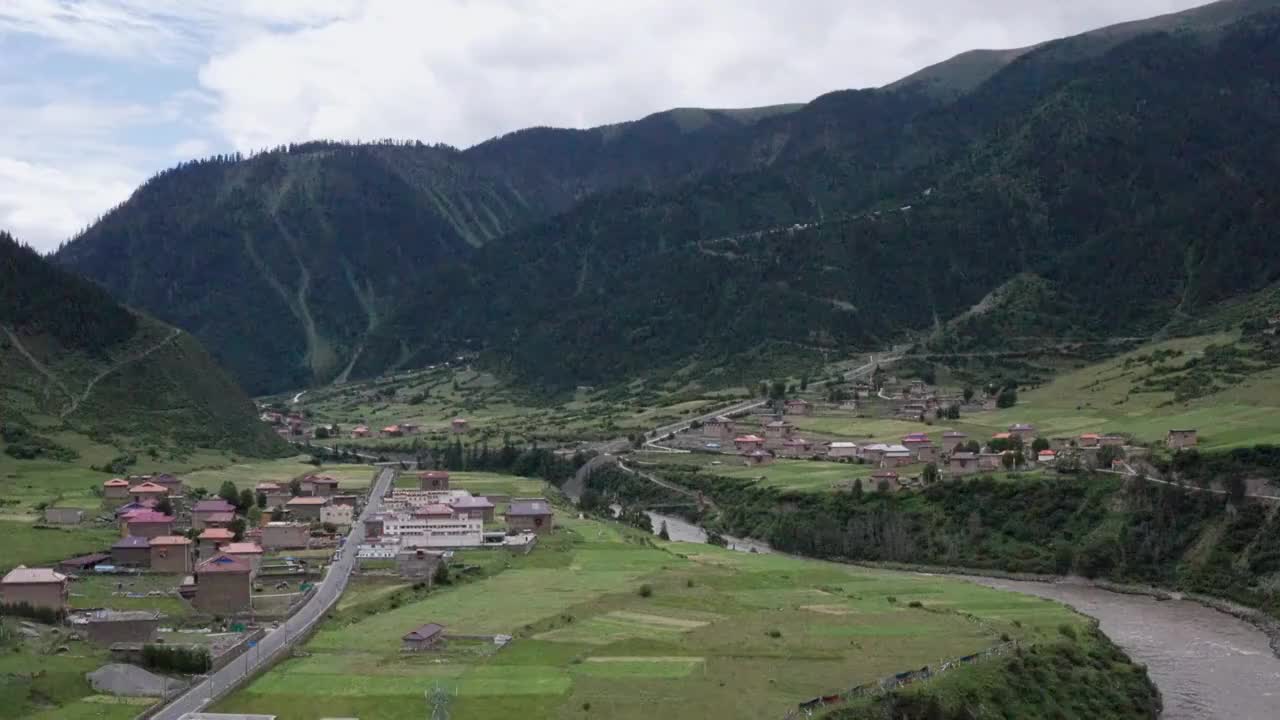 川西北部峡谷风光视频素材