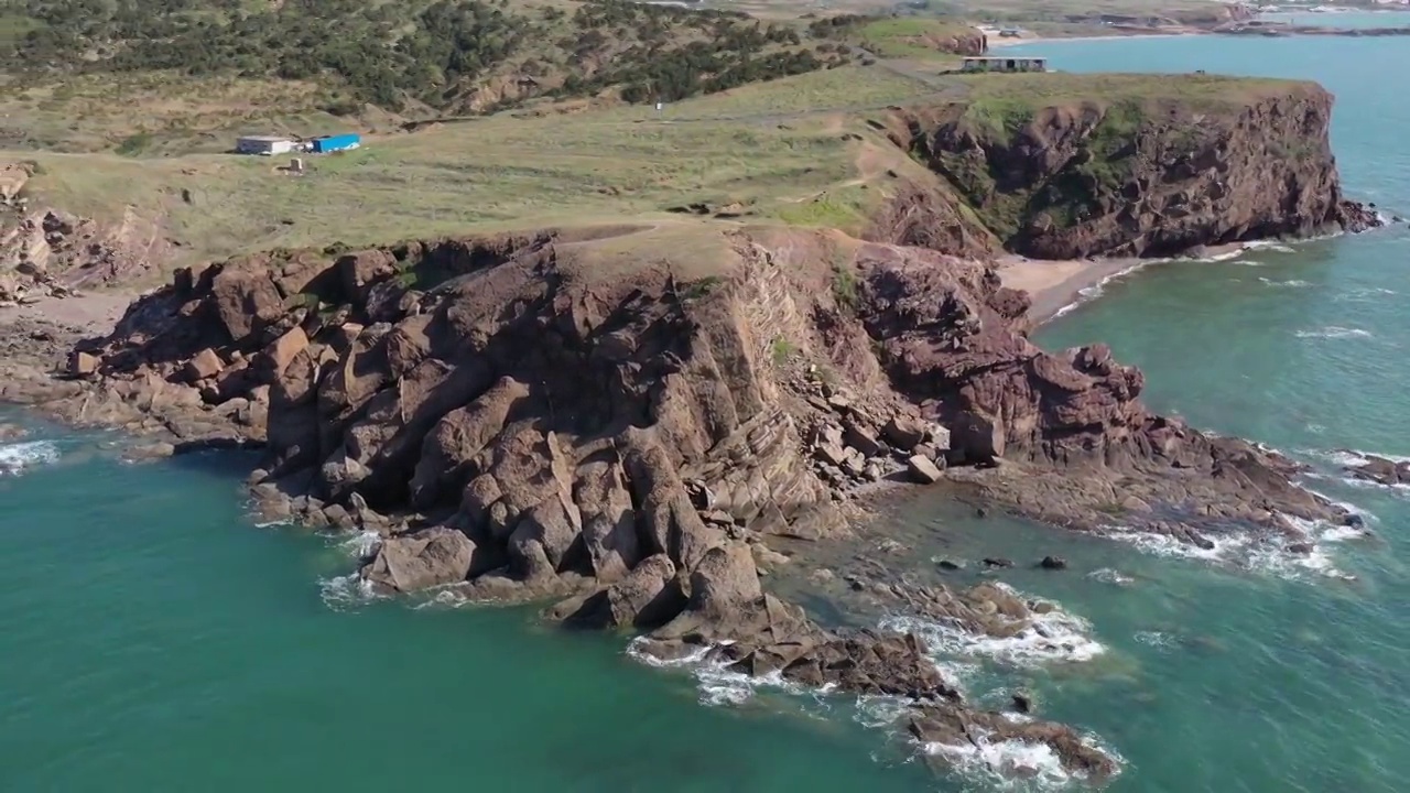 航拍大连旅顺排石海岸线灯塔礁石自然风光视频素材