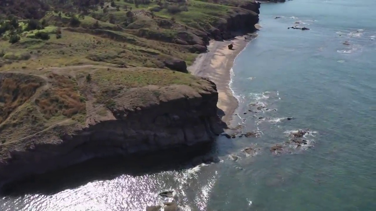 航拍大连旅顺排石海岸线灯塔礁石自然风光视频素材